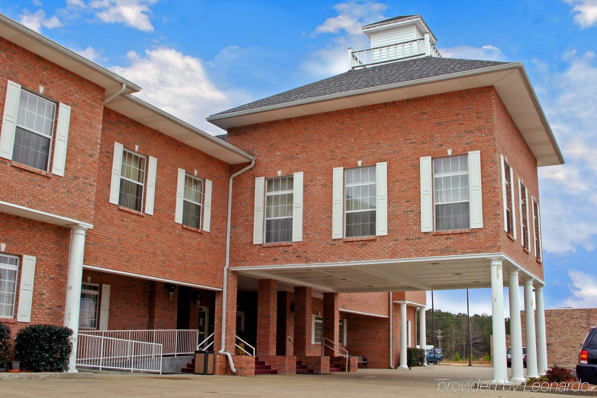Collins Inn & Suites Exterior photo