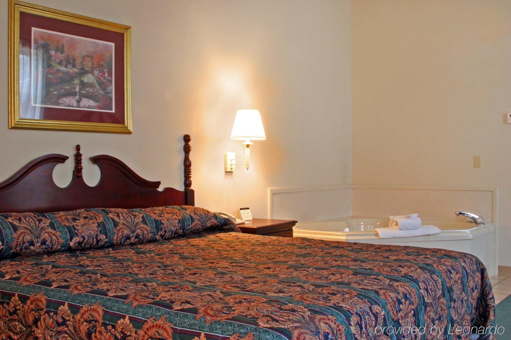 Collins Inn & Suites Room photo