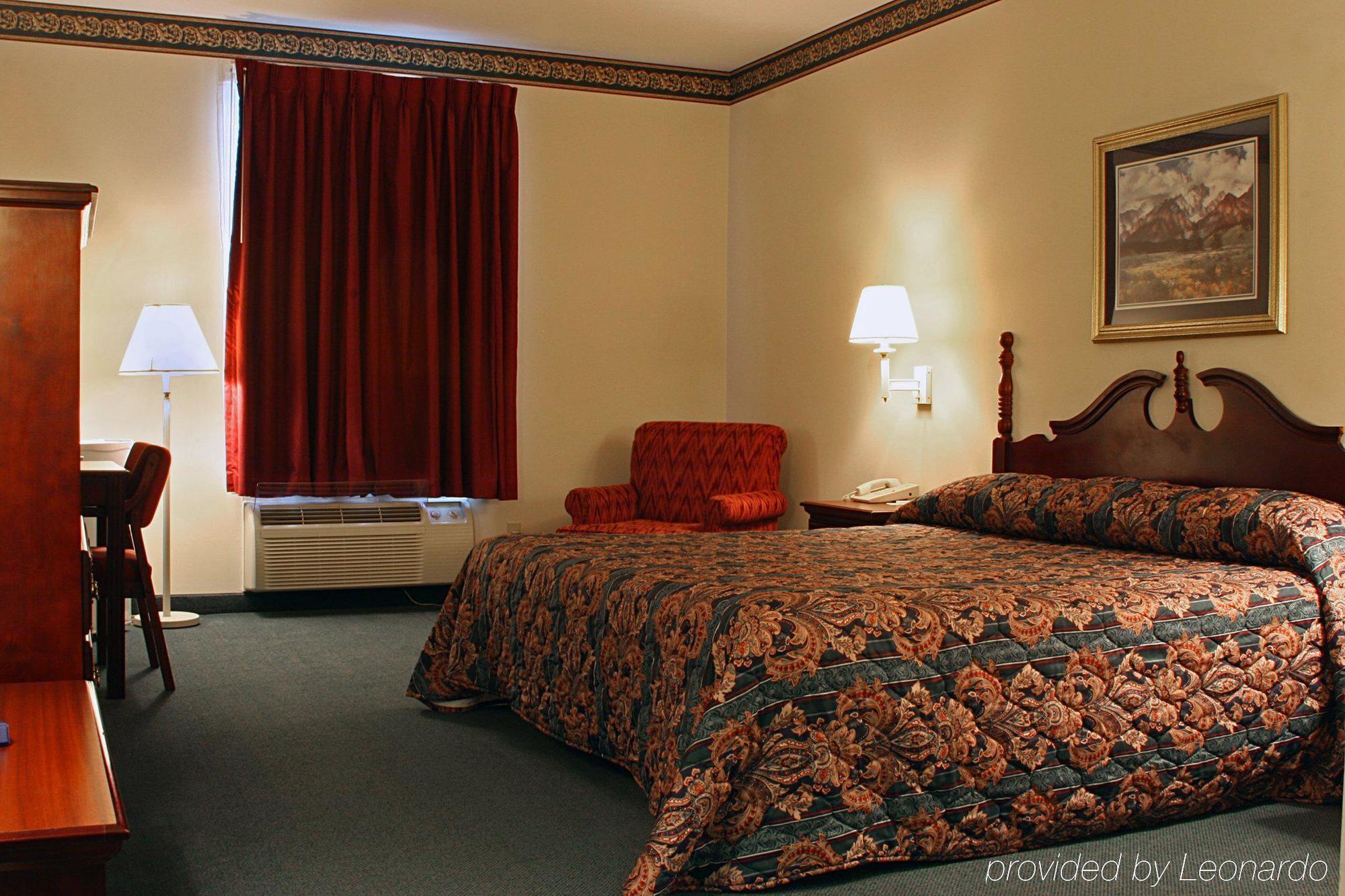 Collins Inn & Suites Room photo