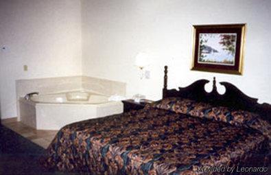 Collins Inn & Suites Room photo